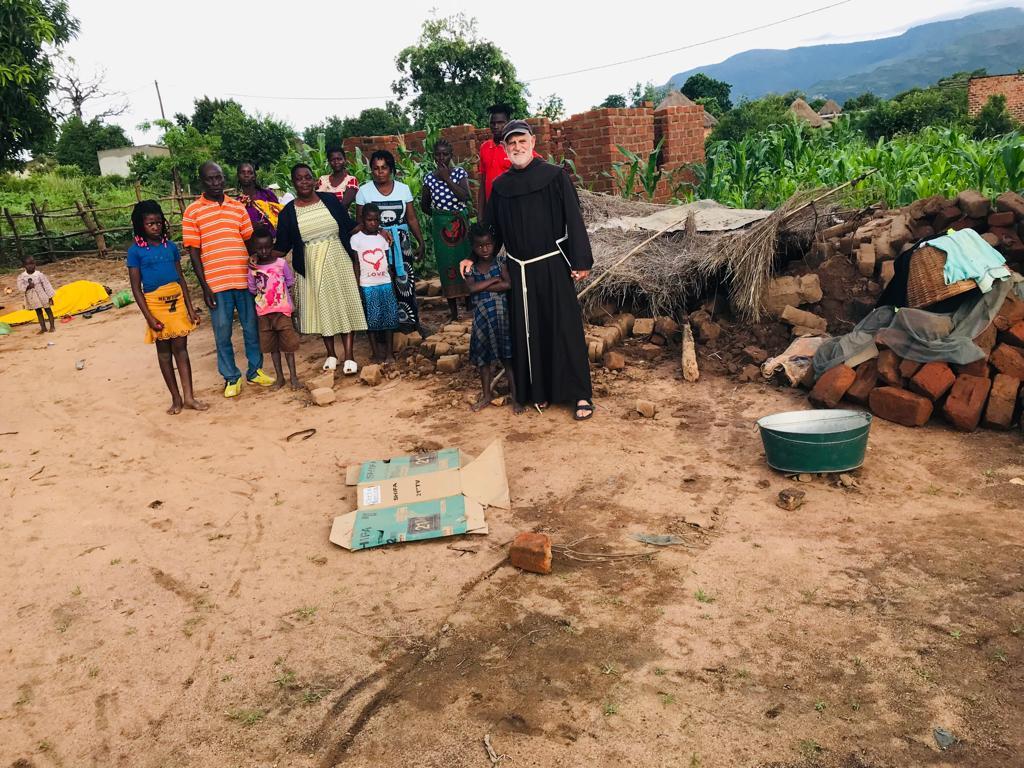 Reconstrucción de chozas por ciclón en Mozambique