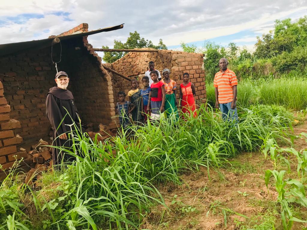 Reconstrucción de chozas por ciclón en Mozambique